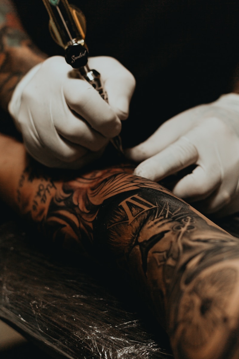 hxnixp498ui_blurry person doing tattoo